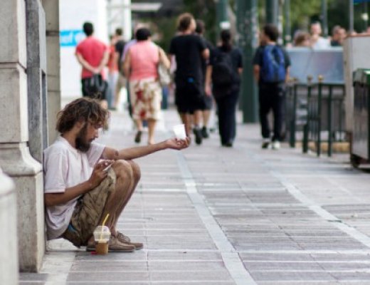Italia: Persoană fără adăpost amendată cu 200 de euro pentru că a dormit în stradă